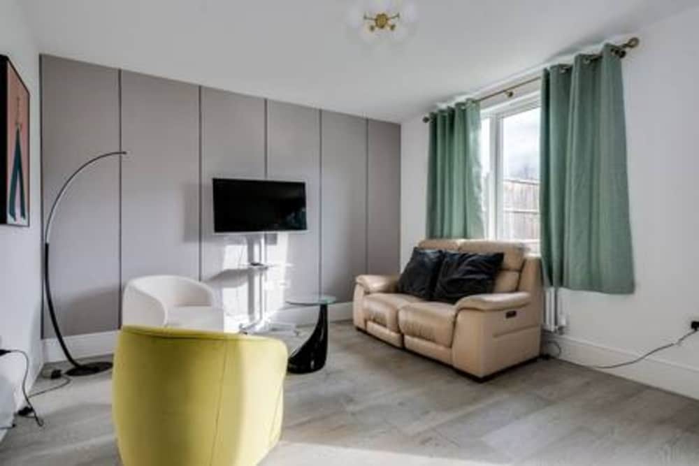 Stylish 4-br House With 3 Ensuite Free Parking