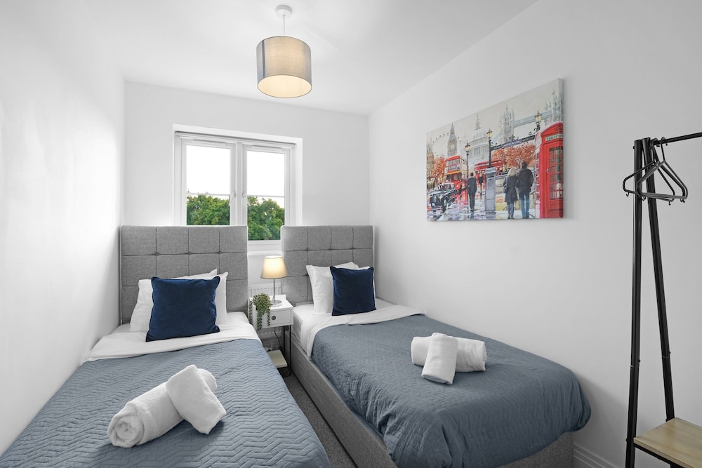 Spacious 6 Bedroom House in Denton Way