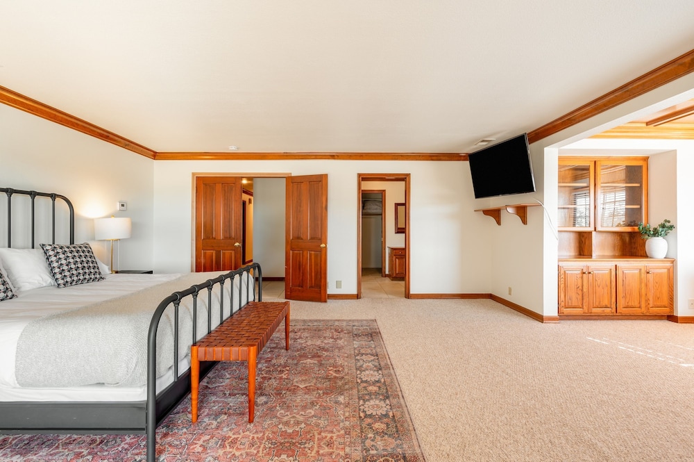 Cathedral by Avantstay Charming Secluded Estate w Sauna Pool Table Views of the Rolling Hills