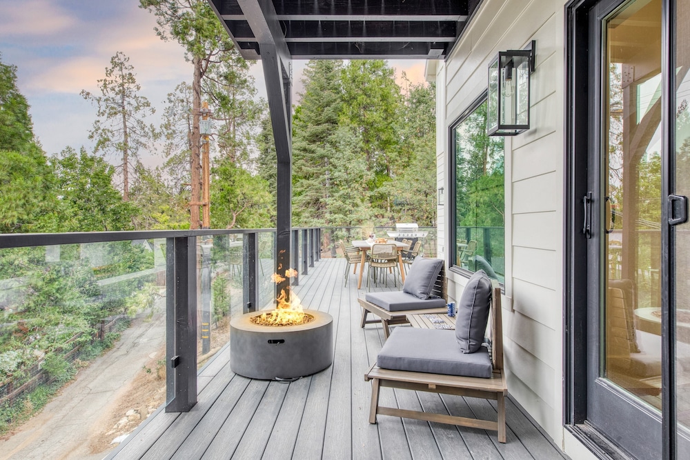 Luxury Retreat, 5mins to the Lake Game Room + Fire Pit Howlite by Avantstay
