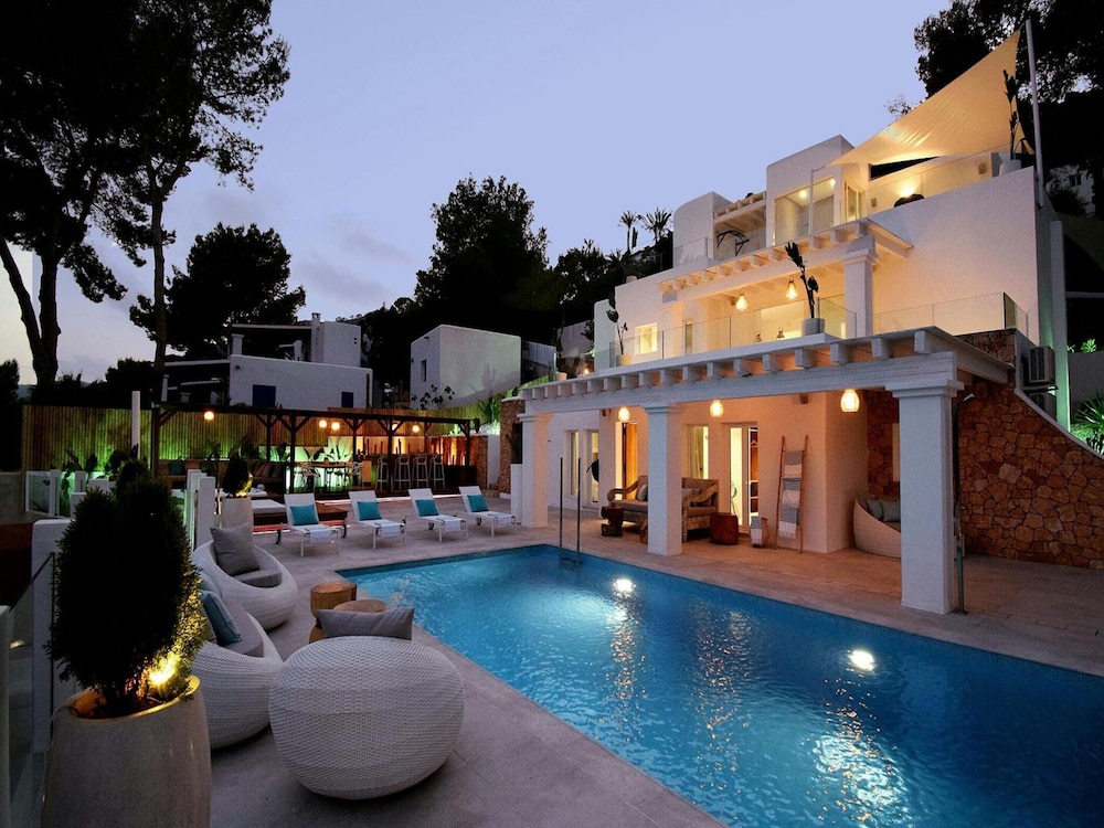 Magnificent Villa With Heated Pool