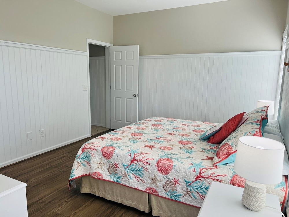 Myrtle Beach Vacations - Avalon West- 5 Bedroom Home by RedAwning - Property Image 2