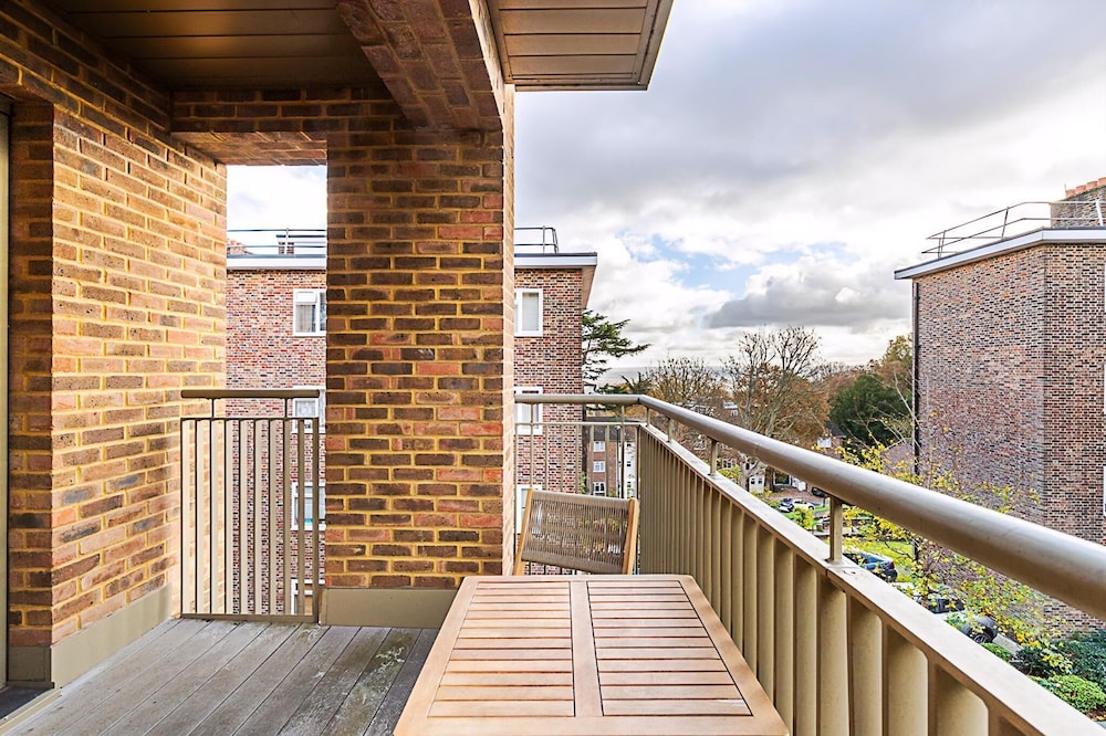 Chic Crystal Palace Flat with Balcony & Workspace