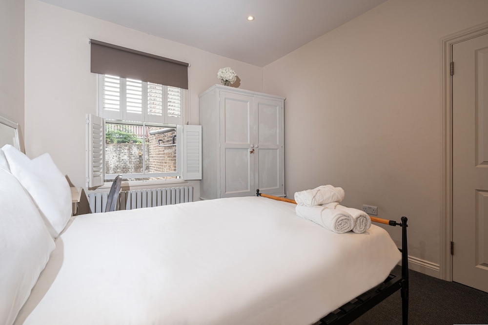 Lovely Battersea Home by Underthedoormat