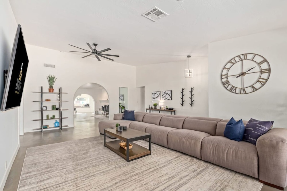 5BR Resort-style Oasis 2 Primary s Cabana Gameroom