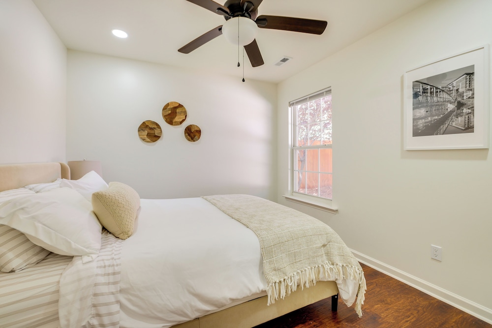 Mini Putting Green & Pool Access: Simpsonville Gem