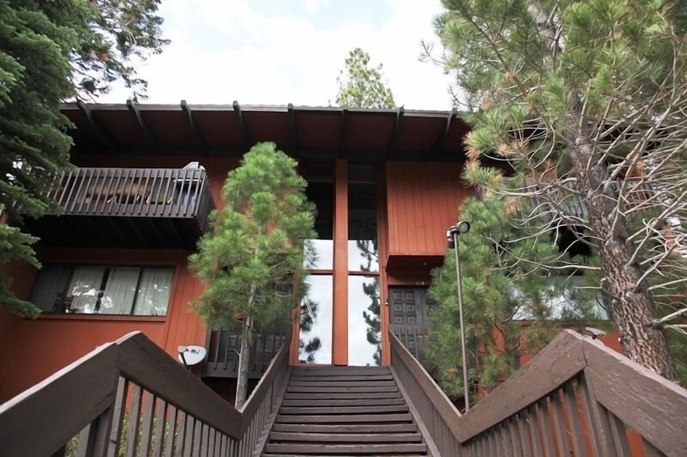 Mammoth West 116 Quaint And Cozy Condo Best location on Canyon Blvd by RedAwning