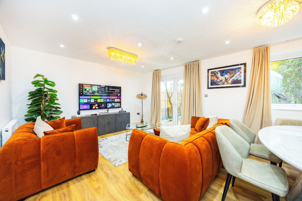 Modern 3 Bedroom House in Stratford