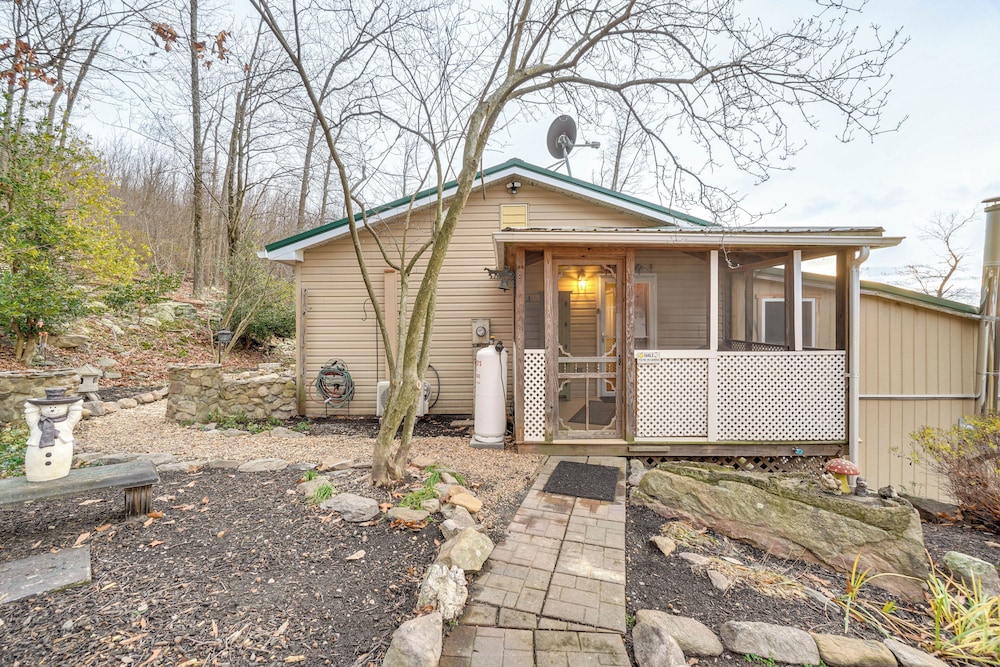 Knoxville Home: On-site Hiking & Outdoor Kitchen!