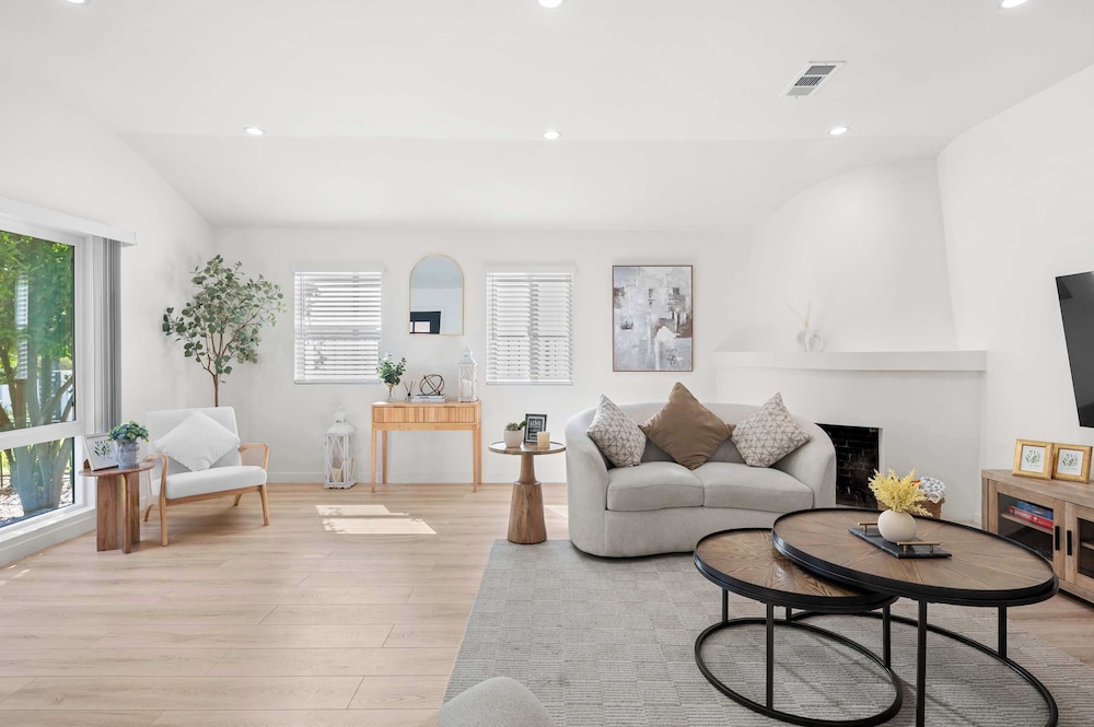 Not Affected by the Fire/spacious Modern Retreat w Luxury Amenities & Style