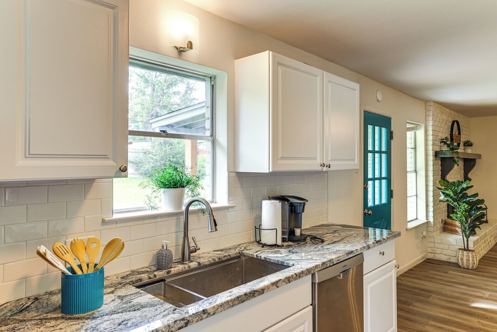 Near Shops & Eats: Commuter-friendly Fwtx Home