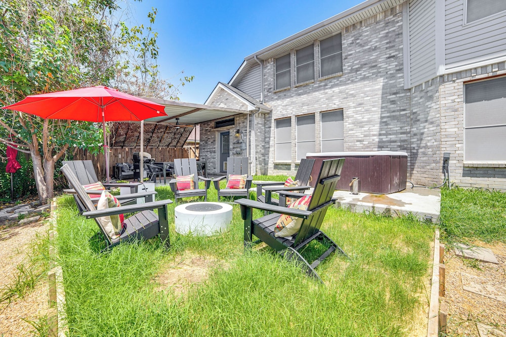 Game Room, Hot Tub & Pool! Grand Prairie Getaway