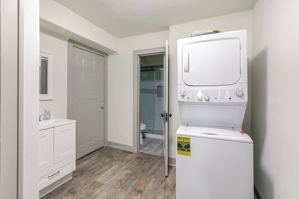 4 Mi to Dtwn: Charming Retreat in Wichita!