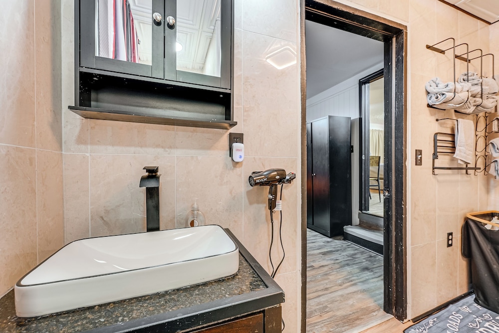 5 Mi to Town: Pet-friendly Retreat in Marietta!