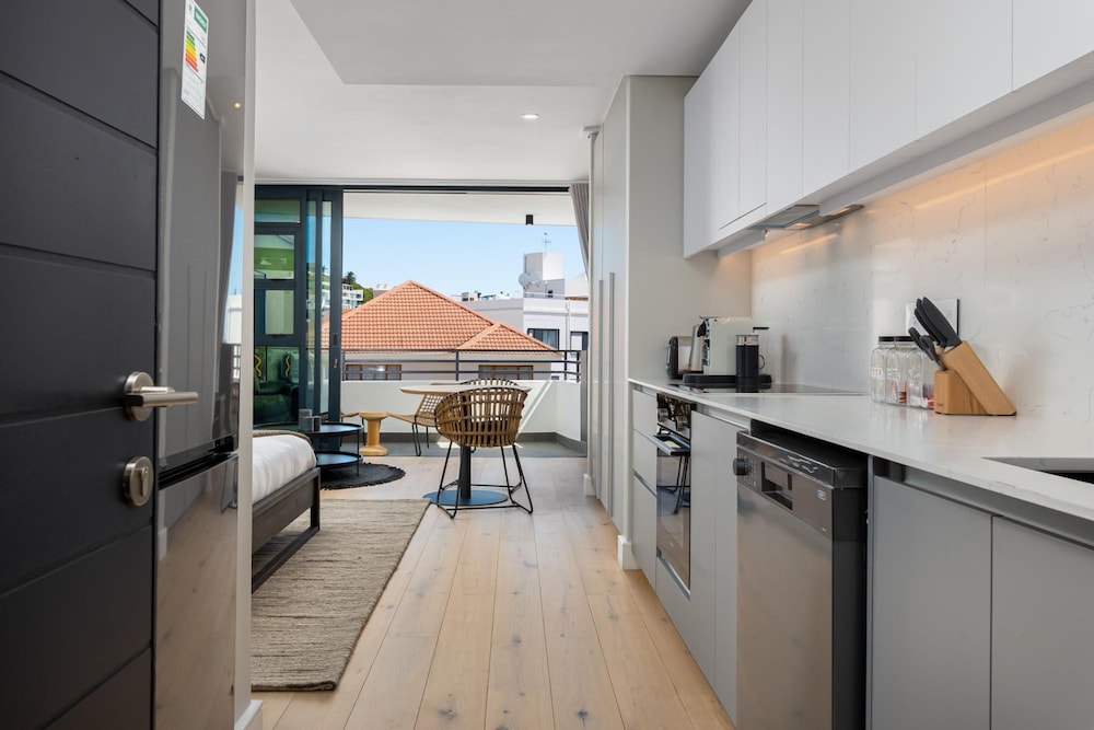 Modern Studio w Views in Cape Town Bantry Condo