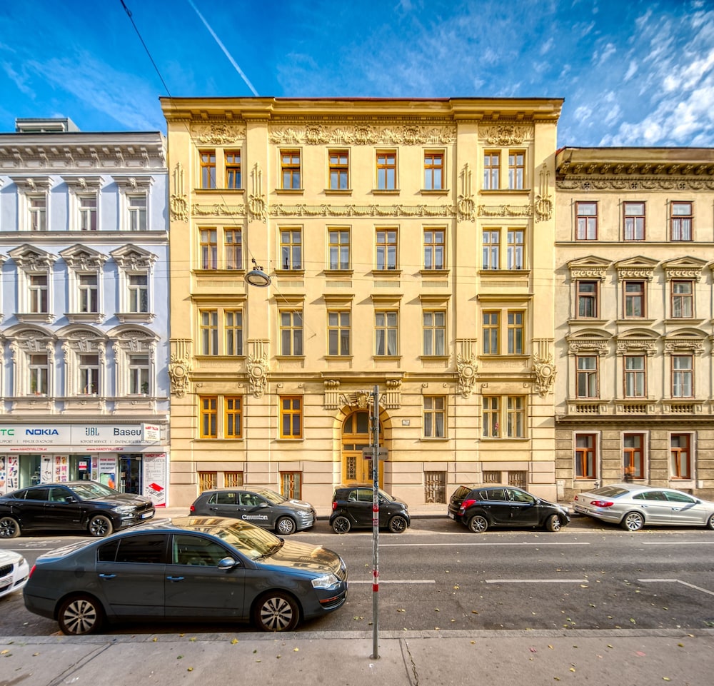 City Apartment - 5 min to Metro
