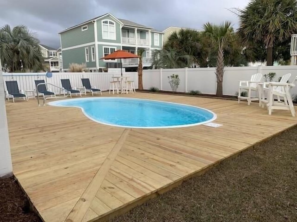 Absolute Bliss Private 4 Bedroom Home by RedAwning