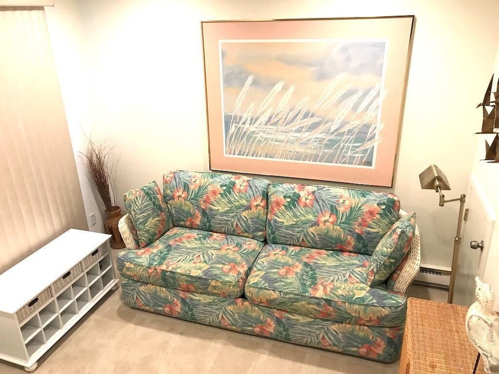 Mariners Court 201