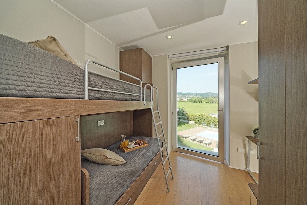 Bristol Exclusive 2-5 by Wonderful Italy