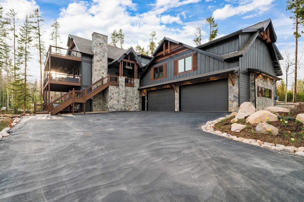 Winterhaven Estate by Avantstay Sleeps 19 Guests Mountain Compound w/ Views, Firepit, Hot Tub
