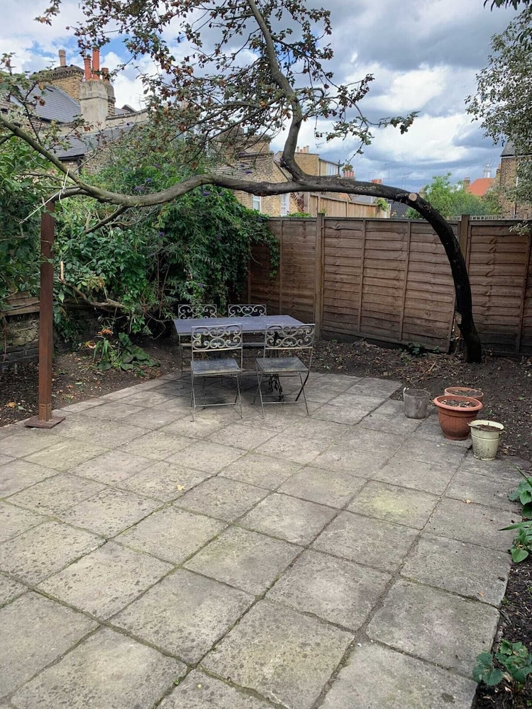 Charming 2 Bedroom Home 3 Near Arsenal Station