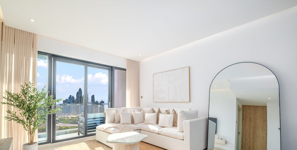 LUX The Modern Golf Skyline Suite