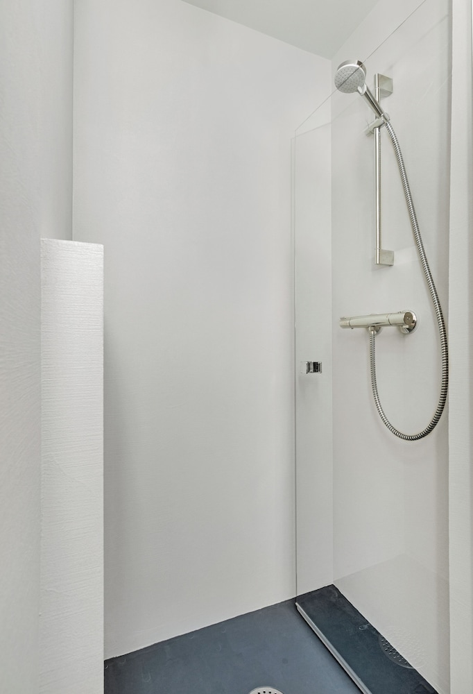 Central Guest House - Private Bathroom