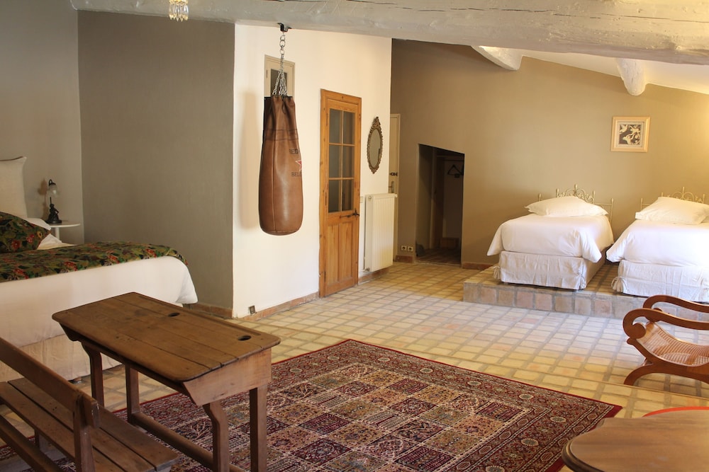 La Demeure casa de huéspedes con piscina en Aubais — hotel room