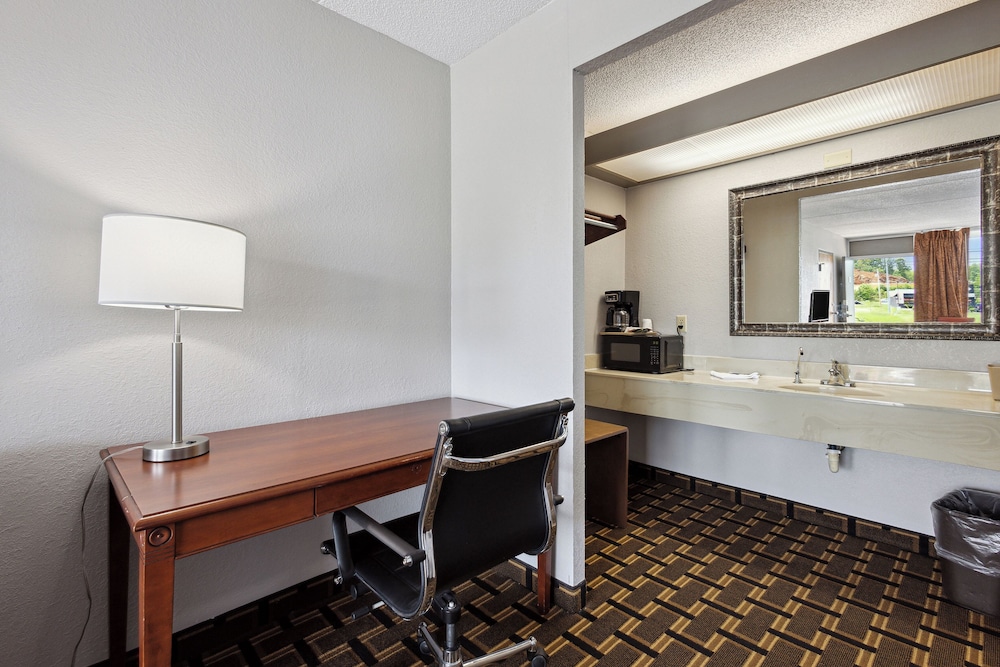 Relax inn by OYO Greeneville Near Hwy US-321