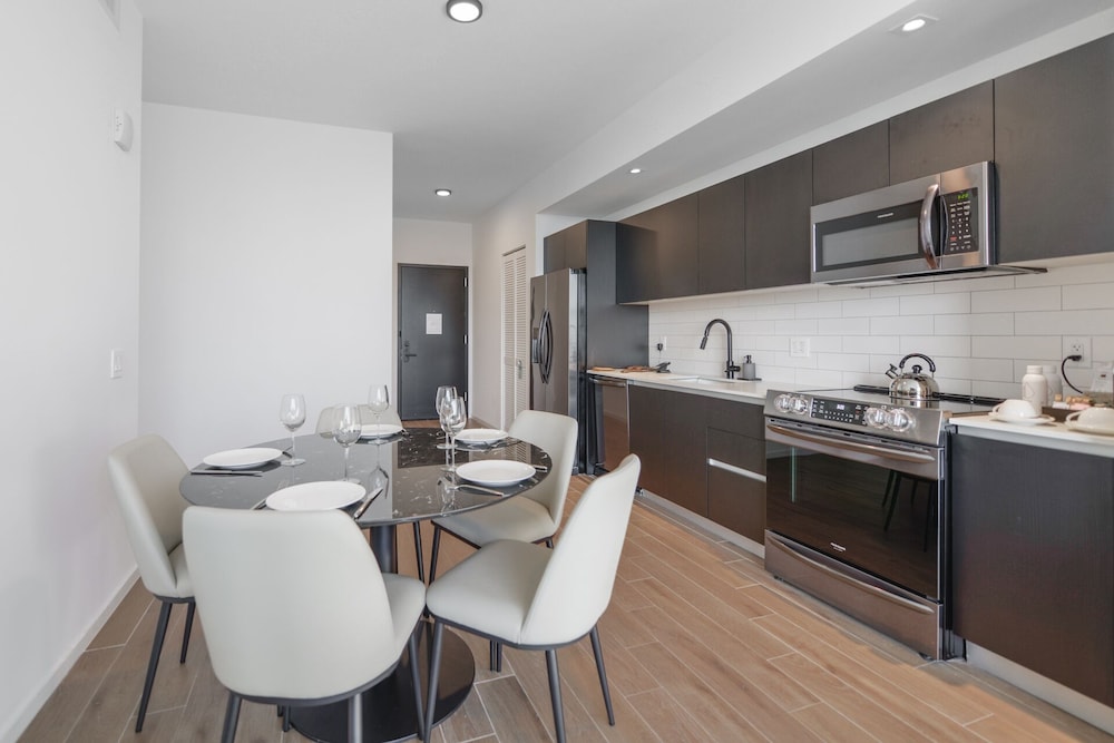 Bayside Apt with Impressive City Views