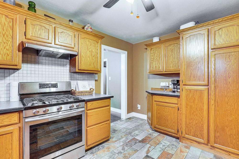 < 1 Mi to Main St Berryville: Spacious Family Home