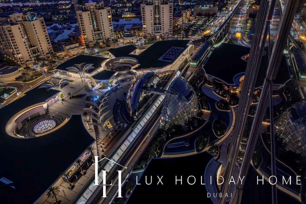 LUX Iconic Views at Palm Tower Studio