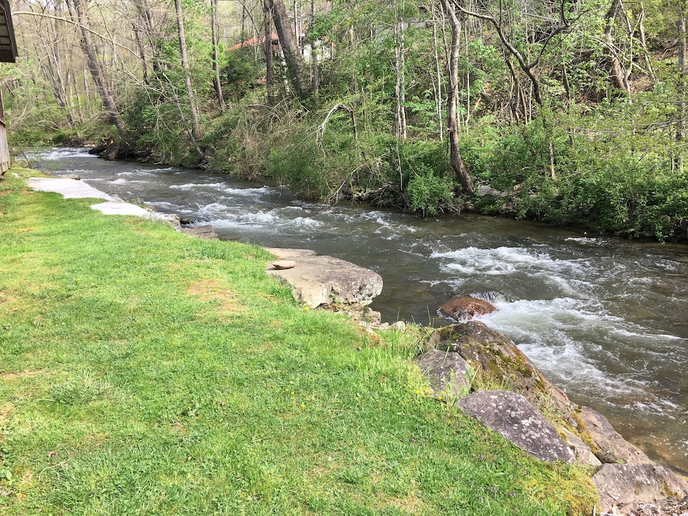 Smoky View Cottages & RV Resorts