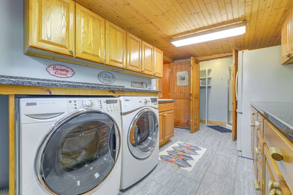 Stunning Mountain Views: Spacious Cabin in Dubois!