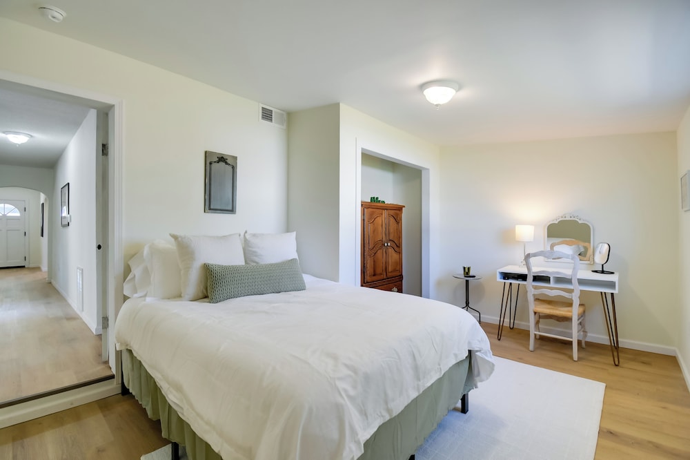 Walk to Ritter Park: Renovated Home Near Marshall!