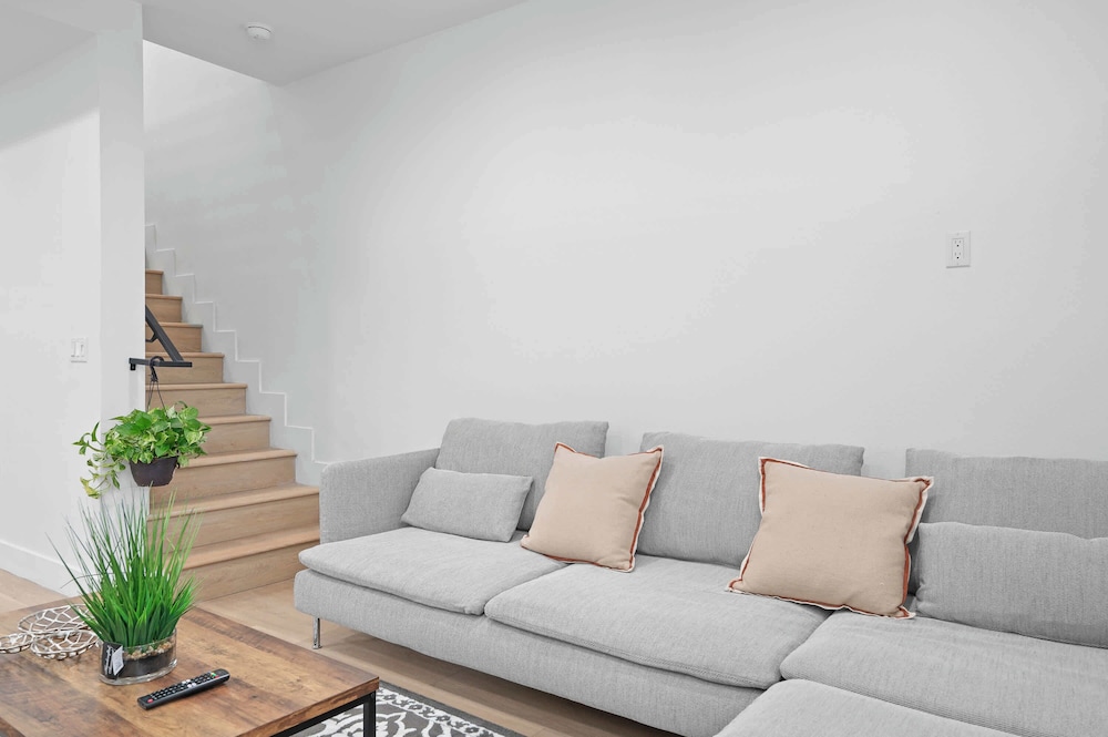 Not Affected by the Fire/modern 5BR Home With Full Amenities & Parking #2