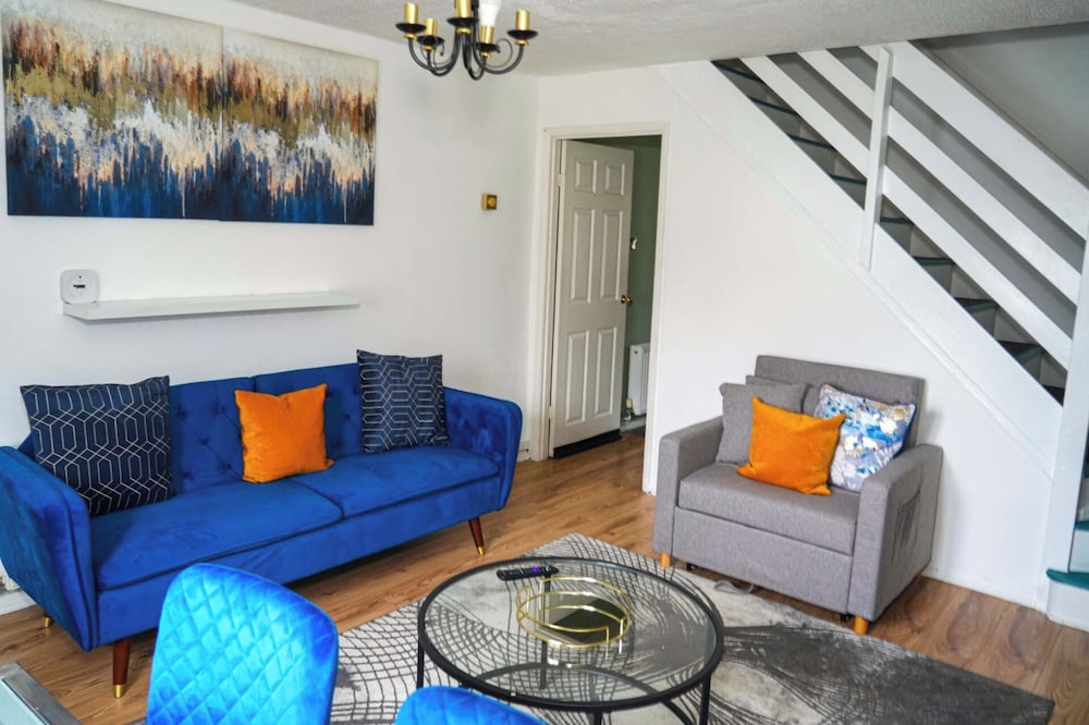 Milton Keynes Home - Sleeps 4 - Parking