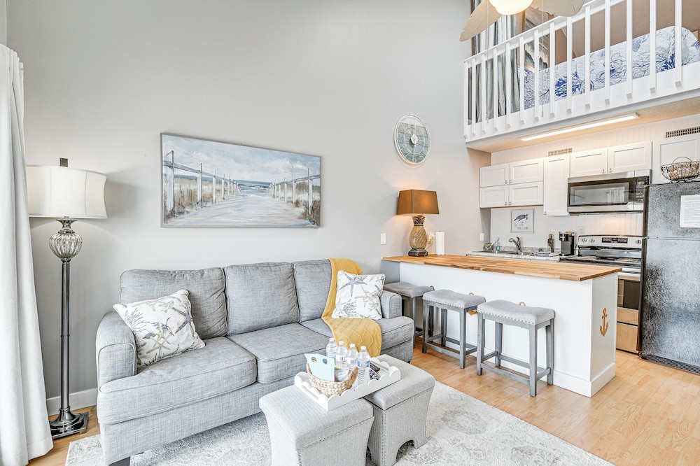Walk to Beach: Condo w/ Balcony in Murrells Inlet!
