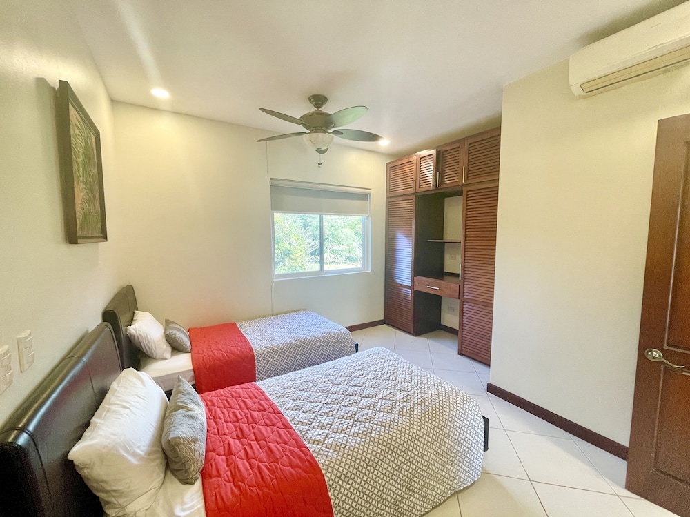 La Torre: Poolside Condo with Scenic Views