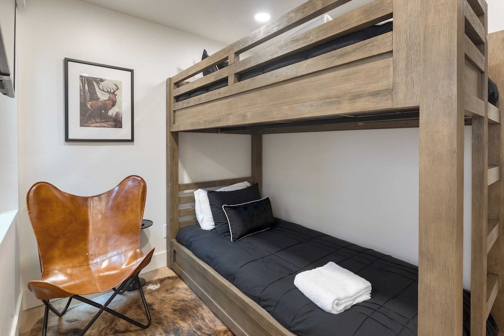 Parkside Condo by Avantstay Walk to Ski Lifts + Town Pool & Hot Tub Access