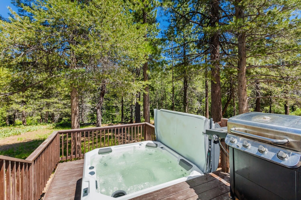Alder Creek Paradise - Tree-lined Cabin Stay for 7