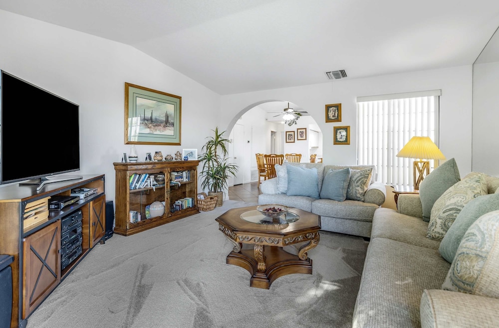 Stylish Condo With Panoramic View Community Pool