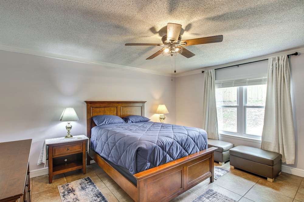 Shop, Dine & Visit Uwf: Pensacola Home w/ Yard!