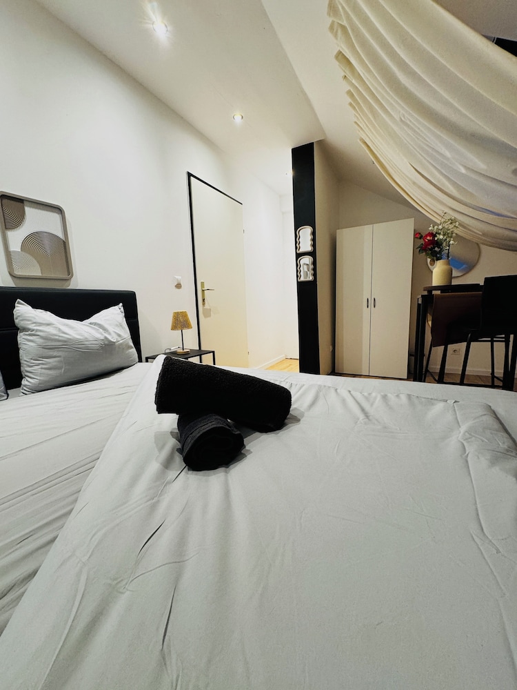 Comfortable 5 BR Apt near Schonbrunn