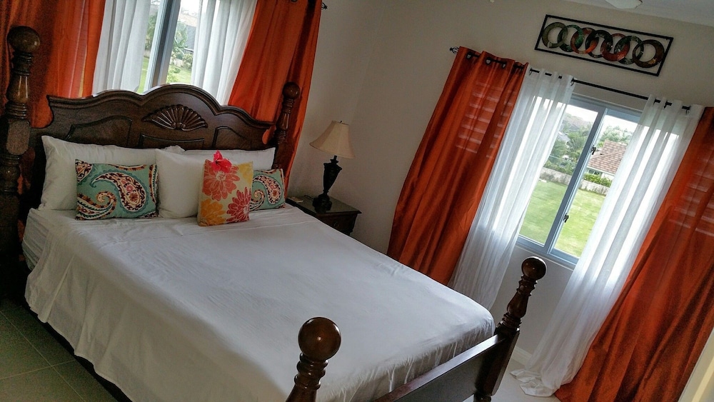 Hotel Fern Court Apartment With Oceanic View - Image 1