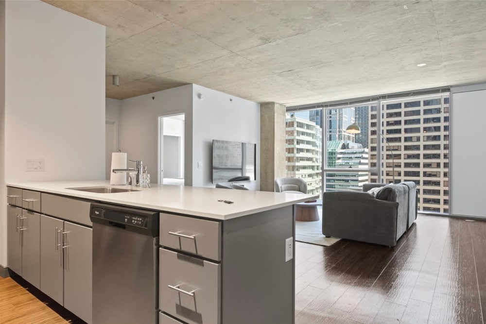 Urban Retreat 2BR City Views Near Shops