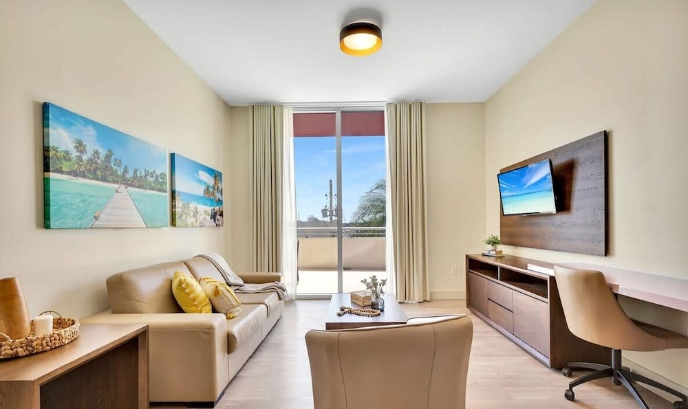 Costa Hollywood
