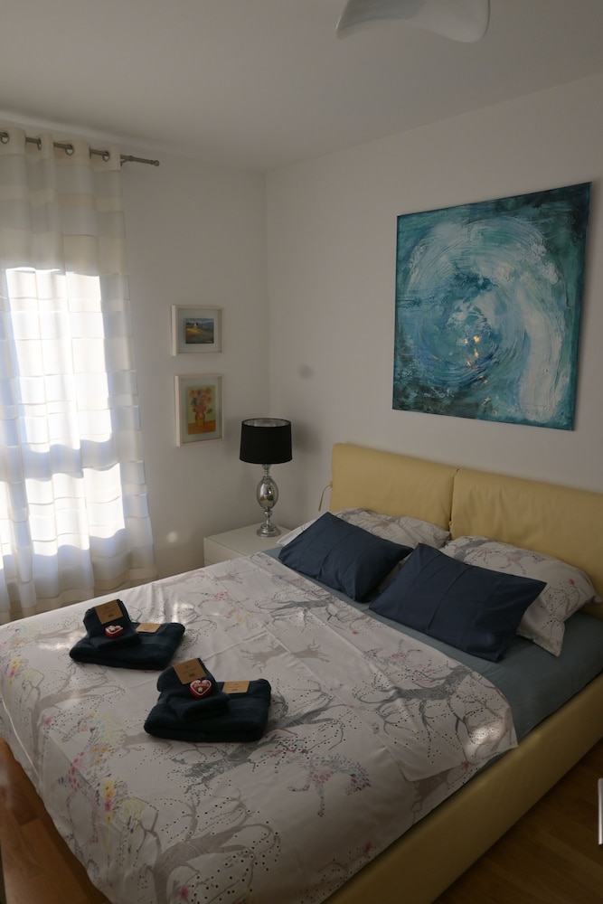 Lola Suite, One Bedroom Place With Free Parking