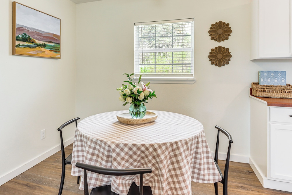 4 Mi to Dtwn: Dog-friendly Fayetteville Home