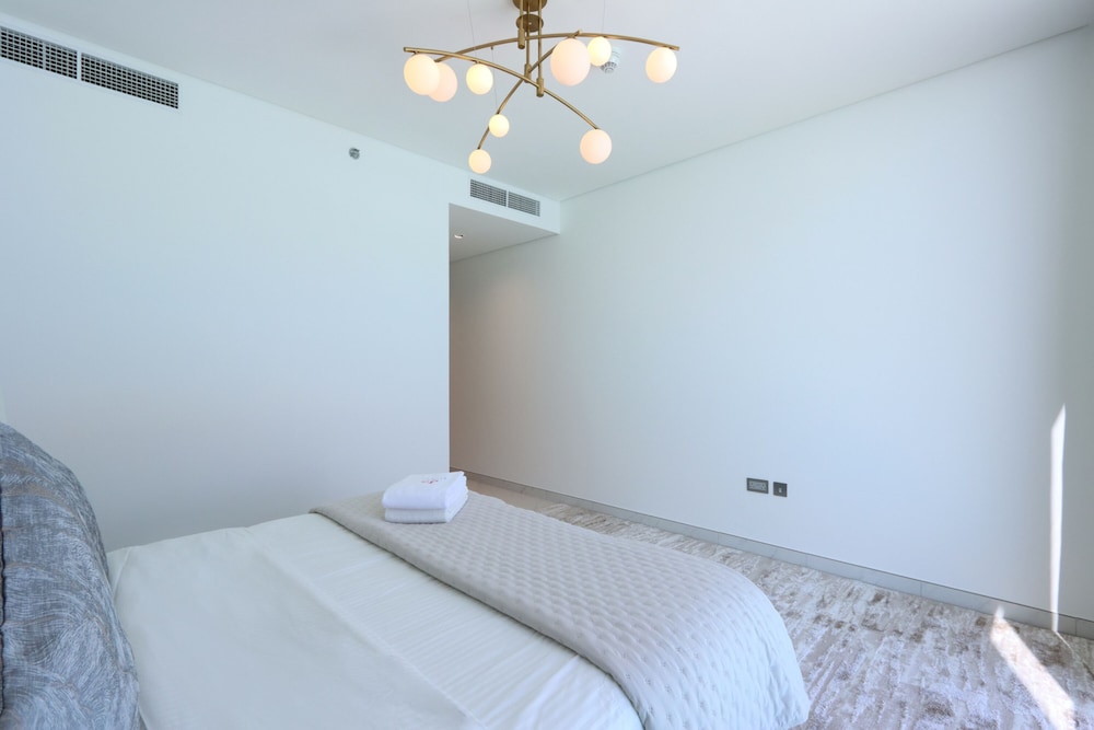Panoramic 2BR at District One